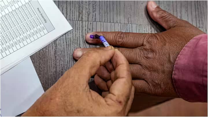 Gurugram Lok Sabha Election 2024 843 elderly people cast votes under home voting facility ANN गुरुग्राम में 843 बुजुर्गों ने घर बैठे डाला वोट, मतदान केंद्रों पर जाने वालों को मिलेगी ये सुविधा