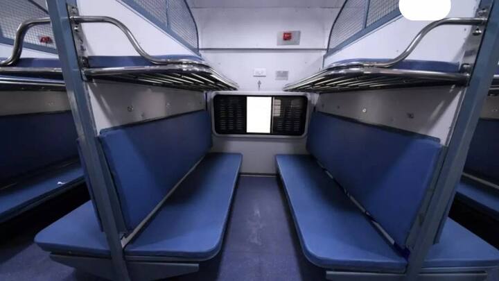 ट्रेन में सामान्य कोच और आरक्षित कोच दोनों तरह के कोच होते हैं. कोई भी यात्री किसी भी सीट पर बैठ सकता है. उसके लिए किसी प्रकार का रूल नहीं है.