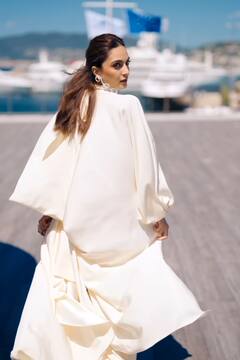 Cannes 2024: थाई स्लिट गाउन में कियारा ने कान्स में किया डेब्यू, पर्ल स्टेटमेंट ईयररिंग्स ने खींचा फैंस का ध्यान