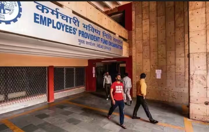 तुमच्या जवळ असेल्या मोबाईलच्या मदतीने तुम्ही तुमच्या खात्याची माहिती मिळवू शकता. पीएफ बॅलेन्स एकूण चार पद्धतींनी तपासता येते.