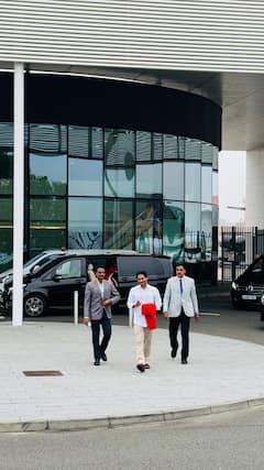 CM Jagan: లండన్ లో సీఎం జగన్ - అభిమానుల ఘన స్వాగతం, సెల్ఫీల కోసం ఆరాటం