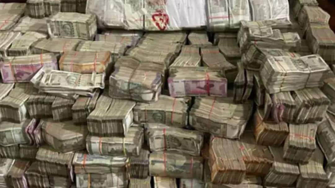 Lok Sabha Election 2024 Inducements Worth Rs 8889 Crore Seized Says Election Commission Lok Sabha Election 2024: ఎన్నికల్లో పట్టుబడిన డబ్బు ఎంతో తెలిస్తే షాక్! తెలుగు రాష్ట్రాల్లో ఎంతంటే?