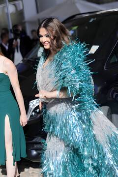 Cannes 2024: कान्स के रेड कार्पेट पर नीली परी बन उतरी Aishwarya Rai, ब्लू-सिल्वर आउटफिट में दिखाईं किलर अदाएं