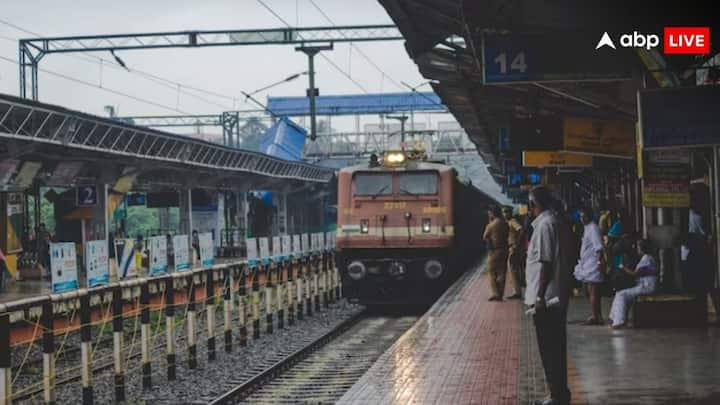 Railway Helpline: ट्रेन में यात्रा करने के दौरान अगर कोई आपकी सीट पर जबरदस्ती अगर बैठ जाए. तो आपको झगड़ने की जरूरत नहीं है. आप आसानी से उसे हटा सकते हैं. कैसे चलिए जानते हैं.