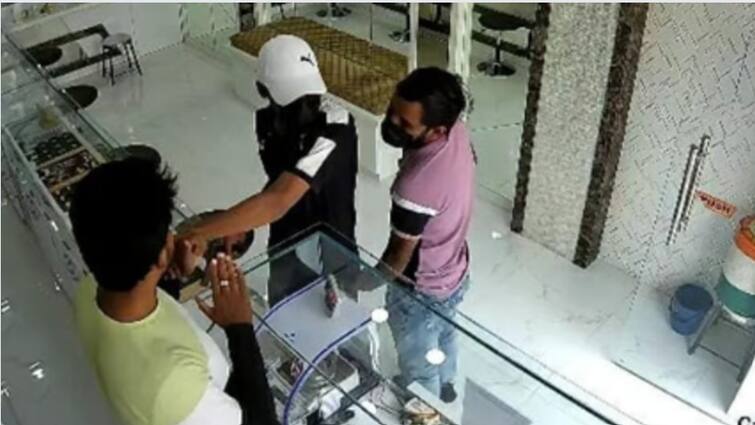 pune crime news armed robbery in pune seven people robbed a gold shop Wanwadi Pune Crime News : भरदिवसा मास्क लावून आले, हाणामारी केली अन् सोन्याचं दुकान लुटलं!