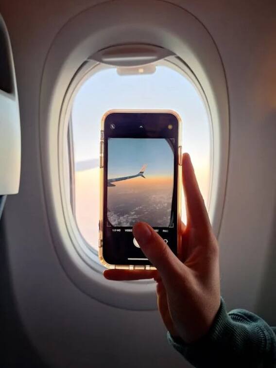 अगर प्लेन की टॉयलेट सीट पर बैठकर फ्लश कर दें तो क्या होगा?