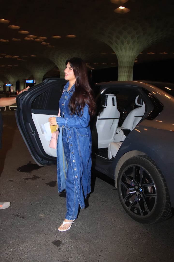 नुकतीच जॅकलिन एअरपोर्ट वर स्पॉट झाली, यावेळी तिची स्टाईल फारच सुंदर होती.