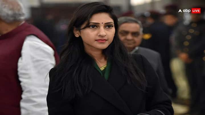 अमित शाह पिछले दिनों समाजवादी पार्टी के विधायक मनोज पांडे को मनाने उनके घर तक पहुंच गए थे. कहा जा रहा है कि मनोज पांडे भी बीजेपी के मौजूदा प्रत्याशी के पक्ष में नहीं हैं.