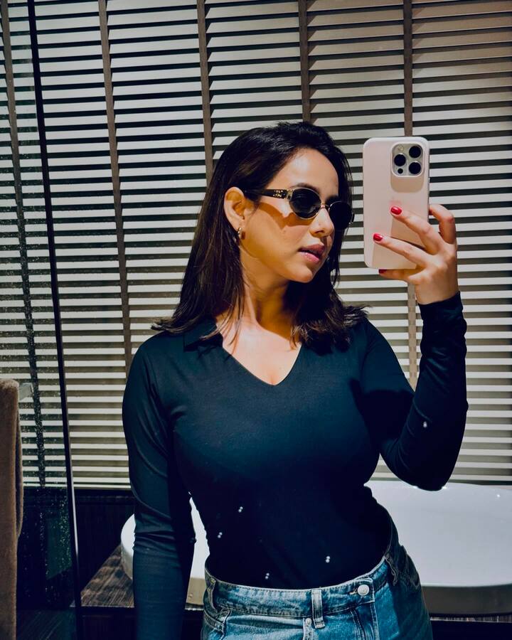 पंजाबी गायिका सुनंदा शर्मा प्रतिष्ठित ७७ व्या कान फिल्म फेस्टिव्हलच्या रेड कार्पेटवर गाऊन नव्हे तर पंजाबी सूट परिधान केलेली दिसली.