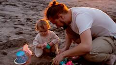 Fathers and Child : वडिलांनी मुलांना 'या' गोष्टी नक्की शिकवाव्यात; जाणून घ्या!