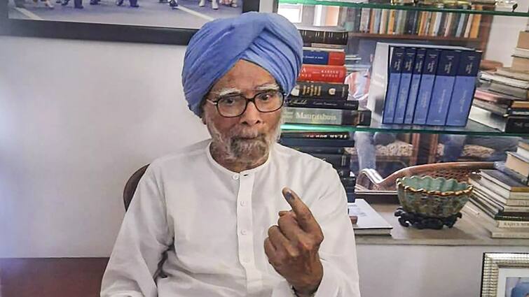 Manmohan Singh Mohammad Hamid Ansari LK Advani Vote From Home முடியாத வயதிலும் வாக்களித்த முன்னாள் பிரதமர்.. சிலிர்க்க வைக்கும் மன்மோகன் சிங்கின் ஜனநாயக உணர்வு!