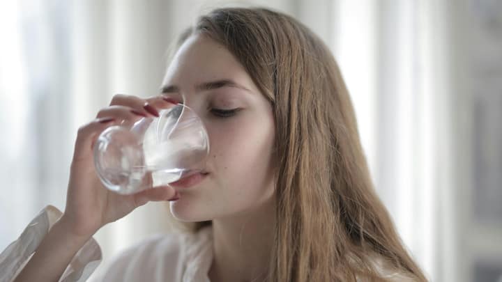 Best Way To Drink Water :  जाणून घ्या पाणी पिण्याची सर्वात चांगली पद्धत कोणती आहे...