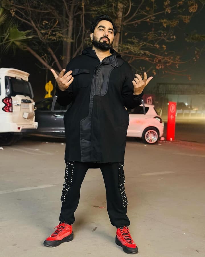 वहीं अरमान मलिक ने दूसरी शादी अपनी वाइफ की ही फ्रेंड कृतिका के साथ की है. खास बात ये कि ये तीन ही हंसी खुशी एक साथ एक घर में रहते हैं. और अब इन तीनों के चार बच्चे हैं.