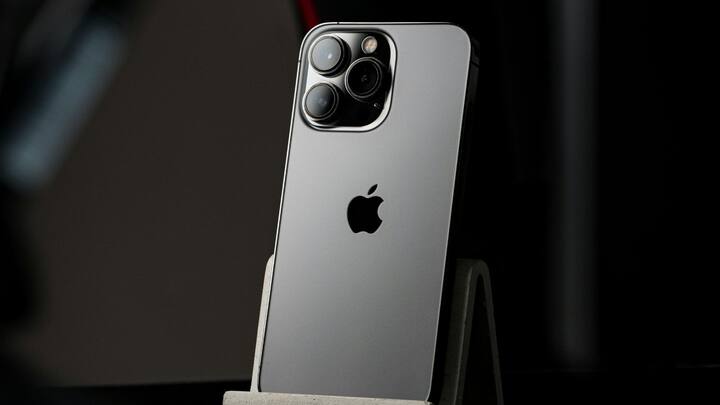 যদি কোনও দিন আইফোনে আপনাকে প্রচুর কাজ করতে হয় এবং আপনার কাছে ফোন চার্জ করার সেরকম সুবিধা না থাকে তাহলে আপনি সেই নির্দিষ্ট দিনে ফোনে ১০০ শতাংশ চার্জ দিতেই পারেন। তবে নিয়মিত এটা করা ফোনের জন্য ঠিক নয়।