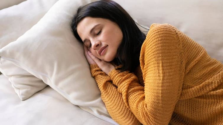 unhealthy sleeping positions that people commonly adopt किस करवट सोना चाहिए? जान लीजिए सोने का सही पोजिशन नहीं तो हो जाएंगे इन बीमारियों के शिकार