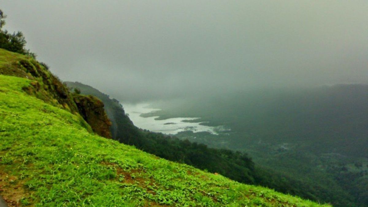 Travel : काय तो पाऊस.. काय ती थंड हवा..काय ते धबधबे.. हिरवाईने नटलेल्या महाराष्ट्रातील 'या' हिल स्टेशनची बातच न्यारी! हनिमून कपल्ससाठी स्वर्गच जणू