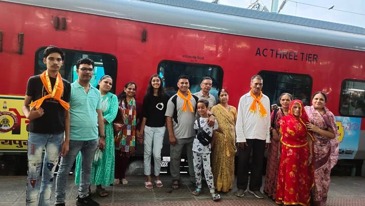 सभी यात्रियों के गले में आईडी कार्ड और सिर पर श्वेत टोपी रहेगी. यात्रा में प्राथमिक चिकित्सा की सुविधा के लिए सभी आवश्यक दवाइयां व उपकरण भी साथ लिए गए है.