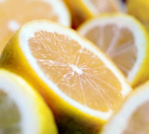 ਜਦੋਂ ਵੀ ਤੁਸੀਂ ਨਿੰਬੂ ਖਰੀਦਦੇ ਹੋ ਤਾਂ ਉਸ ਦੀ ਉਪਰਲੀ ਚਮੜੀ ਨੂੰ ਧਿਆਨ ਨਾਲ ਦੇਖੋ। ਜੇਕਰ ਨਿੰਬੂ ਦਾ ਛਿਲਕਾ ਗੰਧਲਾ ਲੱਗਦਾ ਹੈ ਤਾਂ ਸਮਝ ਲਓ ਕਿ ਫਲ ਪੂਰੀ ਤਰ੍ਹਾਂ ਪੱਕਿਆ ਨਹੀਂ ਹੈ। ਇਸ ਕਿਸਮ ਦਾ ਨਿੰਬੂ ਲੈਣ ਤੋਂ ਬਚੋ।