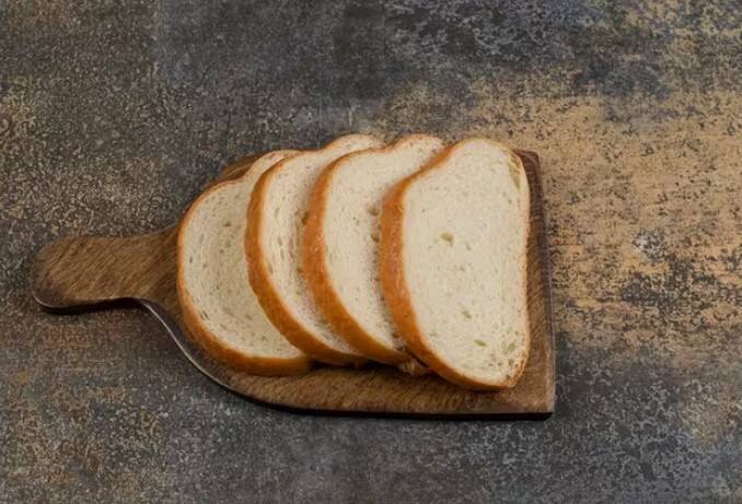 બ્રેડ ખાવાથી તમારું બ્લડ શુગર લેવલ ઝડપથી વધી શકે છે અને પછી ઘટી શકે છે, જેનાથી તમે હંમેશા થાક અનુભવશો.