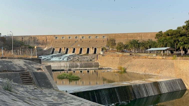 An increase in Mettur Dam's water flow from 137 cubic feet to 1,120 cubic feet. மேட்டூர் அணையின் நீர் வரத்து 137 கன அடியில் இருந்து 1,120 கன அடியாக அதிகரிப்பு