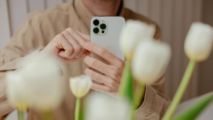 পুরো ১০০ শতাংশ চার্জ দেওয়া আইফোনের ব্যাটারির জন্য ভাল নয়। কিন্তু আপনি অল্প অল্প করে চার্জ দিতে পারেন ফোনে। যেমন ৪০ থেকে ৬০ শতাংশ কিংবা ৬০ থেকে ৭৫ শতাংশ। এই দুই পরিমাপ আইফোনের লিথিয়াম আয়ন ব্যাটারির জন্য ভাল।