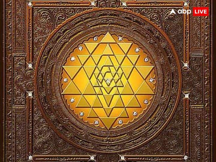 श्री यंत्र को माता लक्ष्मी का प्रतीक माना जाता है और कहा जाता है कि इसमें महालक्ष्मी का वास होता है.