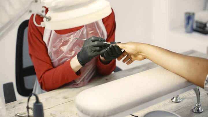 डॉक्टर्स के मुताबिक लेकिन नाखूनों पर हर निशान को इग्नोर नहीं करना चाहिए. न्‍यूयॉर्क पोस्‍ट की रिपोर्ट के मुताबिक अमेर‍िका की रहने वाली डॉक्‍टर लिंडसे ज़ुब्रिट्स्की ने अगर आपके नाखून के नीचे गहरे रंग की खड़ी रेखा नजर आ रही है, तो आपको निश्चित रूप से इसकी जांच कराना चाहिए. उनके मुताबिक यह एक दुर्लभ प्रकार के स्‍क‍िन कैंसर सबंगुअल मेलेनोमा का संकेत हो सकता है.