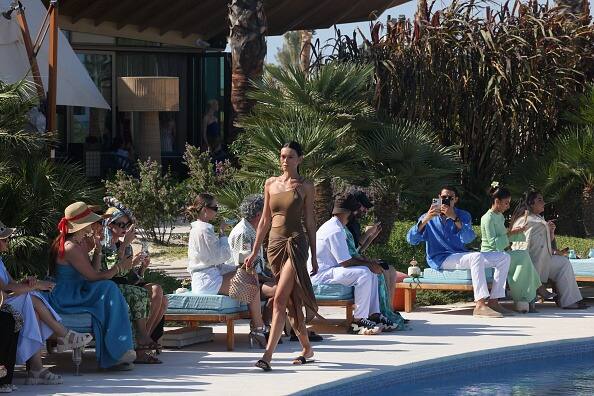 This fashion show in Saudi Arabia marked an important shift from previous regulations requiring women to wear body-covering abayas and reflected a growing acceptance of different forms of expression in fashion. (Image source: getty images)