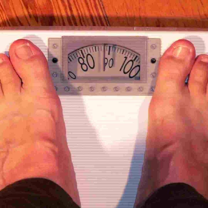 ਇਹ ਸਲਾਹ ਦਿੱਤੀ ਜਾਂਦੀ ਹੈ ਕਿ ਮਾਹਵਾਰੀ ਦੀ ਮਿਤੀ ਤੋਂ ਇੱਕ ਹਫ਼ਤਾ ਪਹਿਲਾਂ ਵਜ਼ਨ ਦੀ ਜਾਂਚ ਨਾ ਕਰੋ। ਇਸ ਸਥਿਤੀ 'ਚ ਹਾਰਮੋਨਲ ਬਦਲਾਅ ਦੇ ਕਾਰਨ ਪਾਣੀ ਦੀ ਕਮੀ ਅਤੇ ਬਲੋਟਿੰਗ ਹੋ ਸਕਦੀ ਹੈ। ਅਜਿਹੀ ਸਥਿਤੀ ਵਿੱਚ ਤੁਹਾਡਾ ਭਾਰ ਵੱਧ ਜਾਵੇਗਾ।