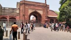 IN Pics: ताजनगरी में 46.9 डिग्री पहुंचा पारा, चिलचिलाती गर्मी से परेशान हुए पर्यटक, देखें तस्वीरें