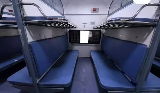 ट्रेन में जनरल कोच और आरक्षित दोनों कोच हैं। कोई भी यात्री किसी भी सीट पर बैठ सकता है. उसके लिए कोई नियम नहीं है.