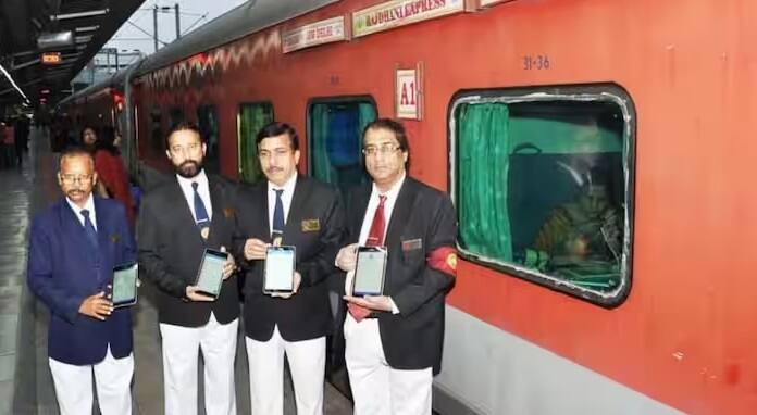 आप इसकी शिकायत कोच में मौजूद टीटीई से कर सकते हैं।