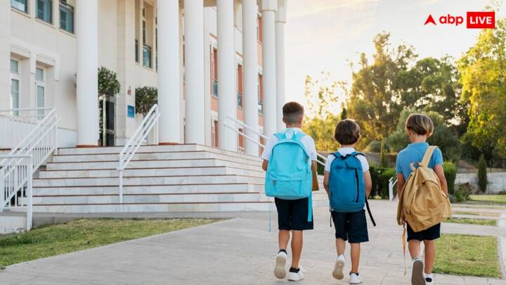 आपको बता दें कि इन 8 जोड़ी जुड़वां बच्चों में से 2 बच्चे खुद हेडमास्टर के भी हैं, जो कि फिलहाल केजी 1 में पढ़ रहे हैं, और 21 जुलाई को दोनों 5 साल के हो जाएंगे.