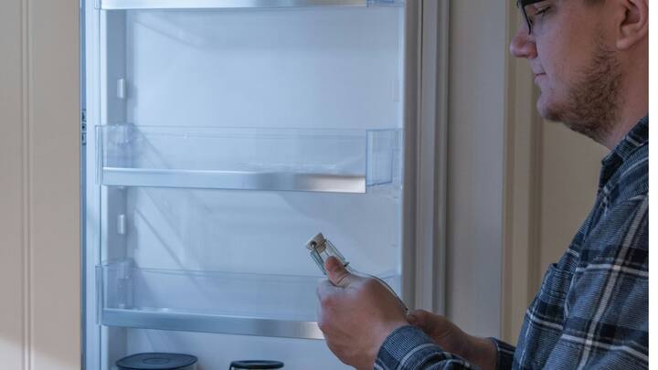 நன்றாக சுத்தம் செய்துவிடு குறைந்தது ஒரு மணி நேரம் ஃப்ரிட்டை திறந்து வைத்துவிடுங்கள். நன்ராக காற்றோட்டமாக இருக்க வேண்டும். பிறகு பயன்படுத்த தொடங்கலாம்.