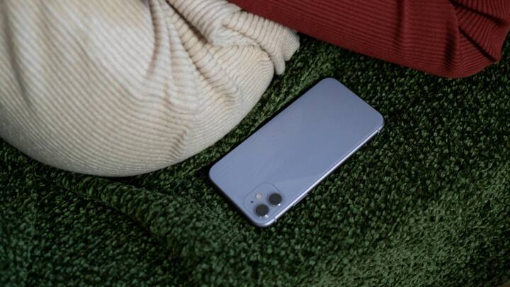 আইফোনে ১০০ শতাংশ চার্জ যেমন দেবেন না তেমনই ফোন ডেড হয়ে যেতে দেওয়াও ঠিক নয়। অর্থাৎ শূন্য শতাংশ চার্জ হতে দেবেন না আইফোনে।