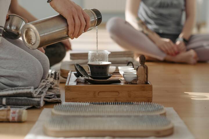 खाण्याआधी पाणी प्या : जेवण्यापूर्वी भरपूर पाणी प्यावे.यामुळे तुम्ही जास्त कॅलरीज घेऊ शकत नाही आणि पचनक्रियाही वेगवान होते. [Photo Credit : Pexel.com]