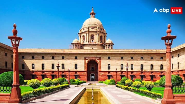 Rashtrapati Bhavan: राष्ट्रपति भवन को दिल्ली का सबसे बड़ा घर कहा जा सकता है. परिसर के अंदर एक स्कूल भी मौजूद है. अक्सर लोगों के मन में सब सवाल आता है इसमें कितने कमरे हैं. और इस स्कूल में कौन पढ़ता है