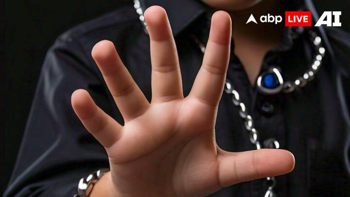 वैज्ञानिकों की मानें तो पांच उगलियों के पीछे हॉक्स जीन का कमाल होता है. दरअसल, हॉक्स जीन प्रोटीन को एनकोड करते हैं जो दूसरे जीन की एक्टिविटी को कंट्रोल करने और उन्हें स्टार्ट या फिर बंद करने में मदद करते हैं.