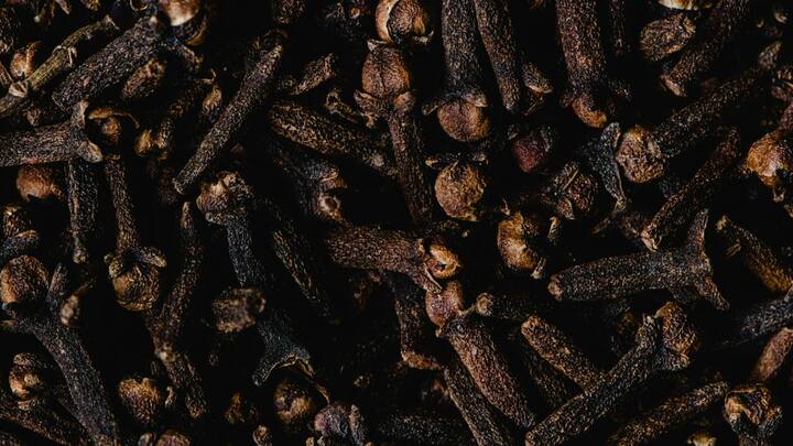 சிலர், ஊதுபத்தி சாம்பிராணி ஆகியவற்றை ஏற்றி வைப்பது வழக்கம். இப்படியும் செய்யலாம். கிராம்பு, பட்டை, கற்பூரம் ஆகியவற்றை வைத்து எதிர்மறையான உணர்வுகளை தவிர்க்கலாம்.