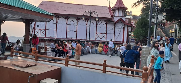 चंडीगढ़ से अपने परिवार के साथ शिमला घूमने के लिए पहुंचे मुकुल गोयल ने बताया कि वह परिवार के पहली बार शिमला घूमने के लिए पहुंचे हैं. वह खुद दिल्ली में नौकरी करते हैं.