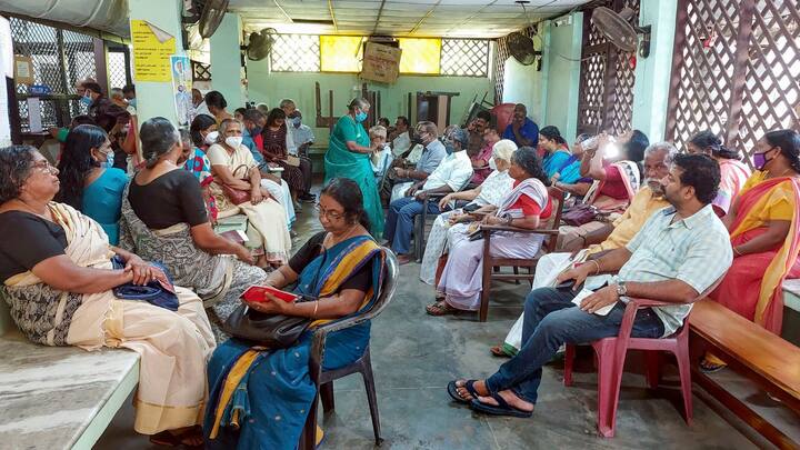 ১৯৪৮ সালের কয়লাখনি প্রভিডেন্ট ফান্ড ও বিবিধ বিধান আইন, ১৯৫২ সালের ইপিএফ বা কর্মচারী ভবিষ্যৎ নিধি তহবিল আইন, ১৯৫৫ সালের অসম চা বাগান ভবিষ্যত তহবিল ও পেনশন প্রকল্প আইন, ১৯৬১ সালের জম্মু ও কাশ্মীর কর্মচারী ভবিষ্যৎ তহবিল আইন, ১৯৬৬ সালের সীমেনস প্রভিডেন্ট ফান্ড অ্যাক্ট অথবা অন্য কোনও সংগঠিত সামাজিক নিরাপত্তা প্রকল্পের অন্তর্ভুক্ত হলে অটল পেনশন যোজনায় বিনিয়োগ করতে পারবেন না। (ছবি সৌজন্য- পিটিআই)