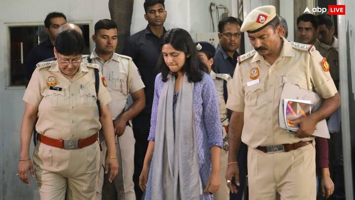 स्वाति मालीवाल ने कहा कि एक समय था जब हम सभी निर्भया को न्याय दिलाने के लिए सड़कों पर उतरे थे. आज, 12 साल बाद, वे उन आरोपियों को बचाने के लिए सड़कों पर उतर रहे हैं, जिन्होंने इस घटना को अंजाम दिया. उन्होंने सीसीटीवी फुटेज गायब कर दिया और फोन को फॉर्मेट कर दिया.