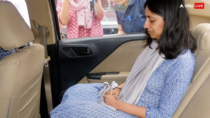 स्वाति मालीवाल ने दिल्ली के मुख्यमंत्री अरविंद केजरीवाल के निजी सहायक विभव कुमार पर अपने साथ मारपीट करने का आरोप लगाया है. उनके मुताबिक दिल्ली सीएम आवास पर उनके साथ मारपीट की गई. स्वाति मालीवाल ने दिल्ली पुलिस में जो एफआईआर दर्ज कराई थी, उसमें उन्होंने विभव कुमार पर उनके पेट, छाती और पेल्विस एरिया में पैरों से चोट पहुंचाने का आरोप लगाया था.