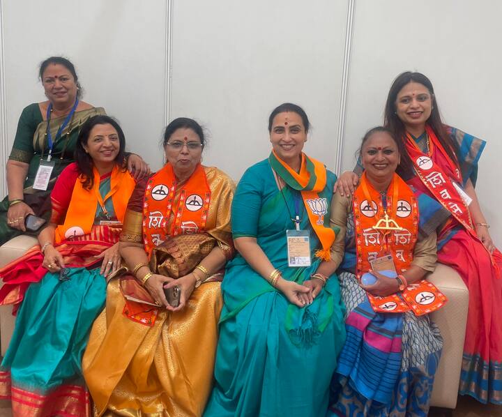 शिवसेनेतील फुटीनंतर शीतल म्हात्रे यांनी बंडखोर आमदारांबद्दल वादग्रस्त विधान केल होतं. मात्र, काही दिवसांनी त्यांनी शिंदेंच्या शिवसेना गटात प्रवेश केल्यामुळे शीतल म्हात्रे चर्चेत आल्या होत्या