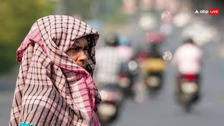 IMDએ કહ્યું, 'દિલ્હી-NCRમાં ગરમી (Heat)ના મોજાની અસર સતત જોવા મળી રહી છે. રાજસ્થાનમાંથી સુકા પશ્ચિમી પવનો ફૂંકાઈ રહ્યા છે. સ્વચ્છ આકાશને કારણે ગરમી (Heat) ઝડપથી વધી રહી છે. બુધવાર સુધી વાતાવરણ આવુ જ રહેશે. હાલમાં તાત્કાલિક રાહતની કોઈ આશા નથી.