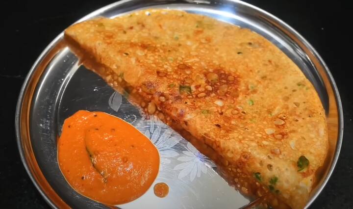 ரவா தோசை மொறு மொறுன்னு வருவதற்கு ரவையுடன், ஒரு பங்கு கோதுமை மாவு, இரண்டு பங்கு  அரிசி மாவு சேர்த்து தோசை செய்ய வேண்டும்.