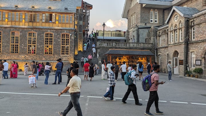 पर्यटन कारोबारी प्रिंस कुकरेजा ने बताया कि वीकेंड पर इस बार पर्यटकों की अच्छी आमद है. पिछले हफ्ते लॉन्ग वीकेंड के चलते भी पर्यटकों की भारी आमद देखने को मिली थी. आने वाले हफ्तों में भी इसी तरह आमद बढ़ने की उम्मीद है.