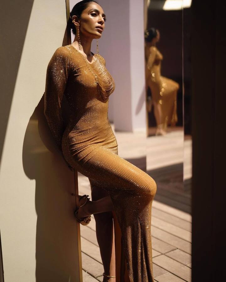 दूसरे इवेंट के लिए शोभिता ने गोल्डन कलर का फिश टेल गाउन पहना था. इस लुक को उन्होंने लॉन्ग स्टेटमेंट ईयररिंग्स के साथ कंपलीट किया था जिसमें वे बेहद खूबसूरत दिख रही थीं.