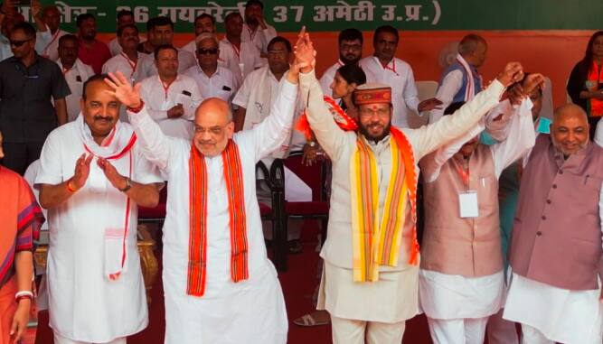 केंद्रीय गृह मंत्री अमित शाह ने सपा विधायक मनोज कुमार पांडेय के सहारे ब्राह्मणों को साधने की कोशिश की.