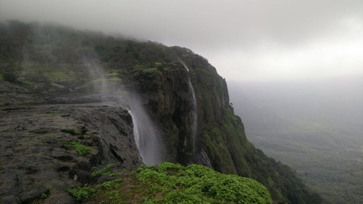 Travel : महाराष्ट्रातील एक 'असा' चमत्कारी धबधबा! ज्याचे पाणी उलट दिशेने वाहते, पावसाळ्यात इथे भेट द्या..